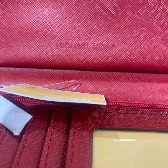 BRAND NEW AUTHENTIC MICHAEL KORS ZIPPY WALLET 😍❤️ - Picture 15 of 16